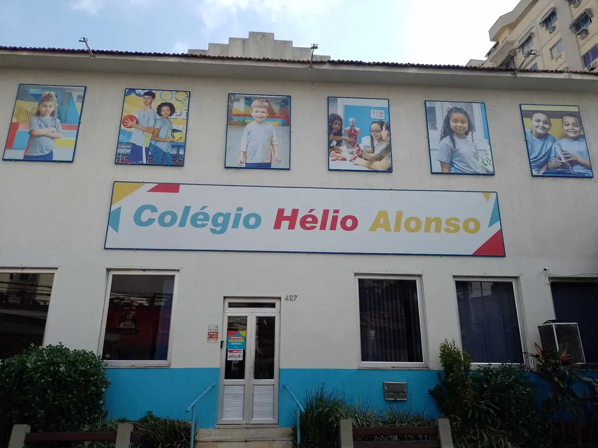 Fachada do Col�gio H�lio Alonso, no M�ier